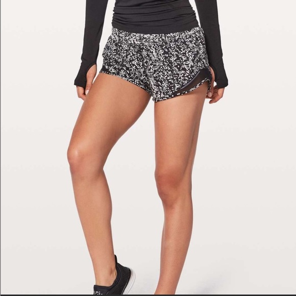 lululemon athletica Pants - Lululemon Hotty Hot 2.5 inch inseam shorts